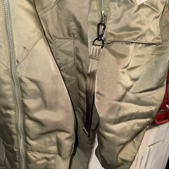 Nike SPTCAS FQ7582-276 Down Fill Light Olive Puffer Jacket $300 Women’s Sz S / M - Picture 2 of 5